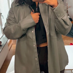 Skinnjacka/skinnkappa - Väldigt fin skinnjacka i militärgrönt. Lite tunnare modell som passar sommarkvällarna bättre.  Använd 2 gånger Max och är i gott skick!  Jag är strl S och den sitter fint på men den passar främst M och även L om man vill ha den lite tightare. 