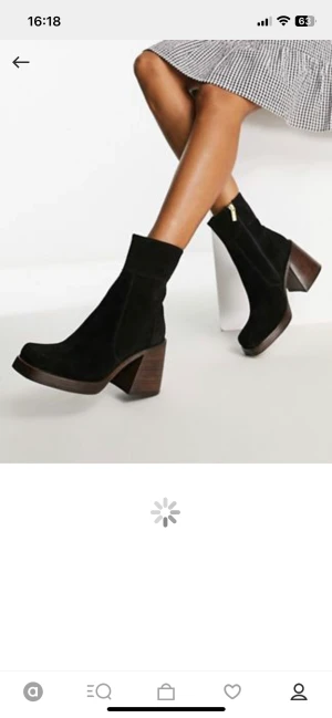 Asos mockaboots strl 37 - Mockaboots från asos strl 37  Klack samt fyrkantig tå lite 70-tals aktiga, slutsålda på asos  Aldrig använda så helt i nyskick  Nypris ca 1000kr  100% mocka 