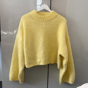 Stickad tröja  - Så mjuk och najs najs passform. Tröjan kommer från Gina Tricot och är i storlek Small. Sparsamt använd. Köparen står för frakt 