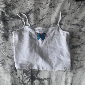 Top med fjäril🦋 - Basic vit top med en gullig fin fjäril på. Bra skick  Storlek: S (small) 