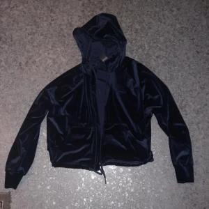 Stronger huvtröja stl M. - Oanvänd stronger huvtröja. Stl M.