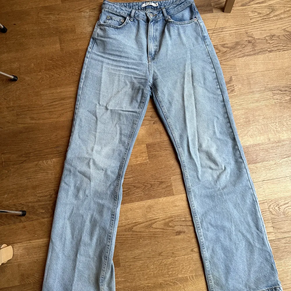 Säljer dessa assnygga jeans för att de tyvärr är för små för mig🤰:( , men de är såå fina och knappt använda. Nypris 549kr. Jeans & Byxor.