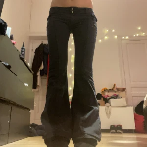 Lågmidjade jeans - Super fina lågmidjade jeans som tyvärr är för små på mig!  ( färgen på byxorna liknar mest sista bilden, i dagsljus iaf )  Midjemått: 36cm (mätt rakt över) Innerbenslängd: 74cm