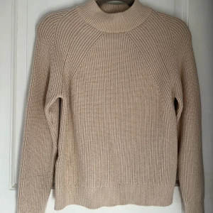 Beige stickad tröja  - Beige stickad tröja i så mjukt material från mango 