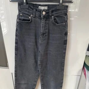 Svartgrå långa jeans från Gina Tricot storlek 32 - Svartgrå långa jeans från Gina Tricot storlek 32