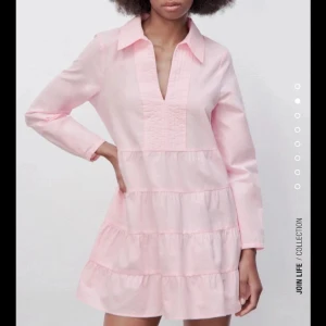 Zara klänning  - Säljer denna fina rosa klänningen som jag har använt 1 gång för en sommaravslutning. Jättefin men lite liten för mig då klänningen är i storlek xs och jag brukar ha storlek s. Nypris 400kr💕