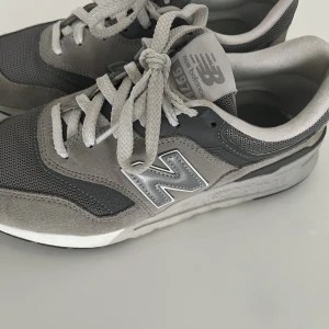 New balance sneakers - Säljer mina New Balance 997H.  Köpta för ett år sen på Arket. Men de ser fortfarande nästan nya ut! Köpta för 1200kr:)