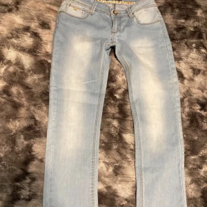 low straight jeans  - jättefint skick aldrig använda 