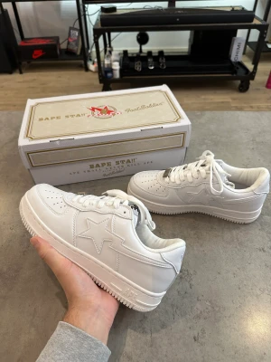 Bapesta Vita *NYA* - Bape Sta’s Vita Nya, Bape sta har otroligt bra kvalitet, Lädret känns mycket premium, Inte som nike! US Size: 9 Eu size: 42,5 Säljer för dem är för små för mig :( A Bathing Ape Vita Bapestas