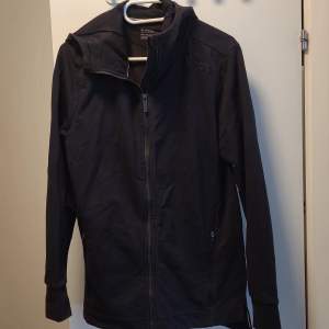 Size S lightly used and in good condition black jacket. Feel free to contact us in Swedish or English. 