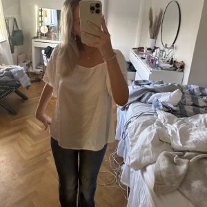 Vit topp - Så fin topp från stockh lm, köpt på sellpy men aldrig använd av mig! Storlek M men passar mellan XS-M😇
