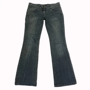 Lågmidjade y2k bootcut jeans - Såå fina lågmidjade bootcut jeans! Midjemåttet: 41cm tvärsöver Innerbenslängden: 79cm PS: Kolla igenom mitt konto ni kommer hitta många y2k och vintage plagg! 
