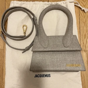 Jaquemous bag  - Säljer min fina jaquemous väska. Kvitto och dustbag tillkommer. Mycket bra skick!       Modell: jaquemous Le chiquito Moyen 