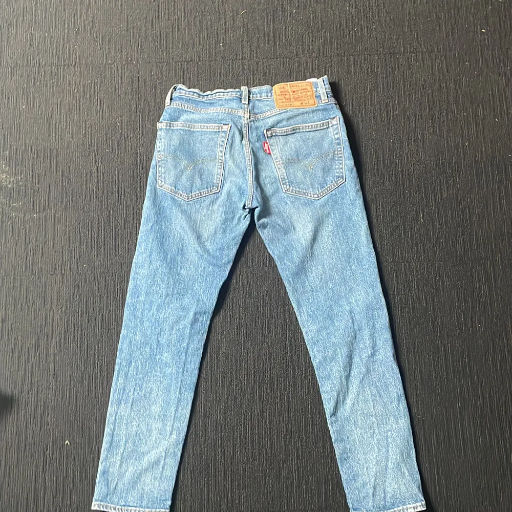 Levis jeans som inte är så använda. Byxorna är gjorda för att kunna vikas upp runt ankeln. Jeans & Byxor.