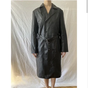 Deadwood skinnkappa - Oanvänd skinnkappa från deadwood. Recycled läder. Stl M på small, oversized som en trench. Nyspris ca 6500. 