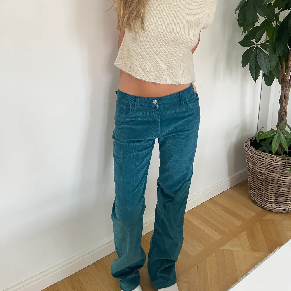Säljer dessa coola jeansen som är köpta second hand. På sista bilden är det en defekt men som enkelt går att sys ihop❤️. Jeans & Byxor.