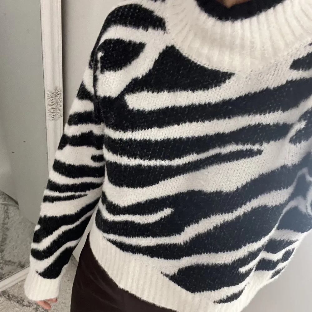 En zebra mönstrade tröja i storlek XS. Från NA-KD, knappast använd och den är hyfsad tight för att vara en tröja. Köparen står för frakten.. Tröjor & Koftor.
