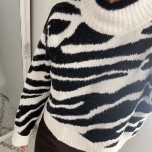 Zebra tröja - En zebra mönstrade tröja i storlek XS. Från NA-KD, knappast använd och den är hyfsad tight för att vara en tröja. Köparen står för frakten.
