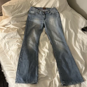 Lågmidjade jeans - Så snygga lågmidjade jeans! Säljer då de inte passade. Står ingen storlek i men skulle säga att de passar M/38, midjemått 37 tvärsöver innerbenslängd 79!! Köp nu vid snabb affär 🙏🏼🙏🏼
