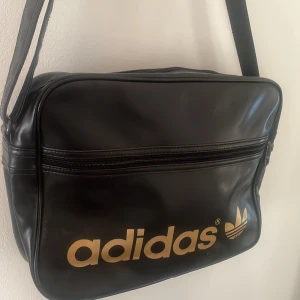 Adidas väska - Adidasväska i bra skick men kan ha några små fläckar men dom är knappt synliga💕