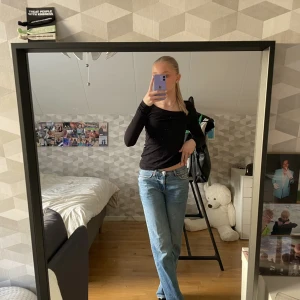 Lågmidjade jeans gina - Säljer dessa fina lågmidjade jeansen då dom tyvärr blivit för små så kommer därför inte till användning  Frakten ingår i priset  Skriv om ni har några frågor💕
