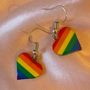 Hjärtformade pride örhängen nästan oanvända <3 tvättar såklart innan jag skickar dom 🌙