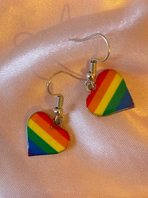 Pride örhängen - Hjärtformade pride örhängen nästan oanvända <3 tvättar såklart innan jag skickar dom 🌙