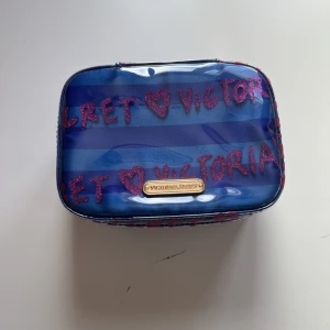 Necessär  - Gullig liten smink necessär från Victorias secret. Fräsch och rymlig inuti med smarta fack. 