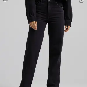 Säljer dessa svarta jeans då dom är stora på mig och därför inte kommer till användning. Frakt är inräknat i priset 
