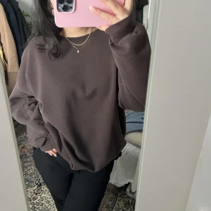 Brun sweatshirt  - Perfekt brun sweatshirt. Små fläckar på armen (se sista bilden). Köparen står för frakt 💅🏼