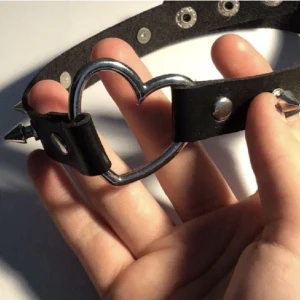 Choker - En choker som man kan ändra storlek på med knappar, totalt fyrtioett cm