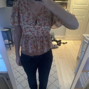 Blommig blus  - Blommig blus från zara. Bra skick 
