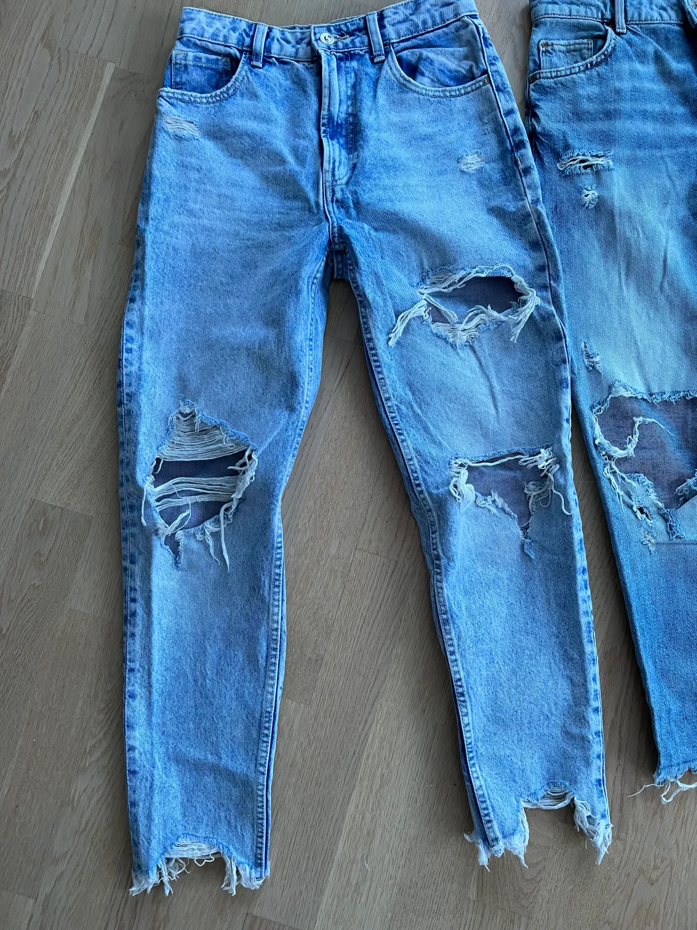 Två fina Bershka jeans i stl 36! Använda 2-3 gånger! Tyvärr för små för mig!   Pris 130:- / styck   Kan mötas i Uppsala eller skickas mot porto . Jeans & Byxor.