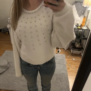 Stickad tröja  - Säljer denna söta stickade tröja med fina paljetter på🙏🏼den är i bra skick💕skriv om ni vill ha fler bilder