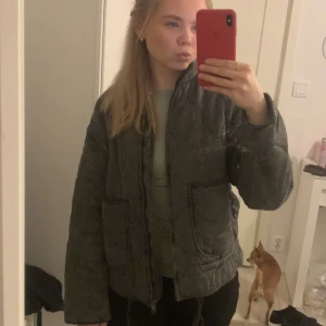 Zara jacka  - Kollar om någon är intresserad av att köpa denna jackan! Stl S från zara, köpt här på Plick men som nyskick💖 Kostar ny 859kr💗