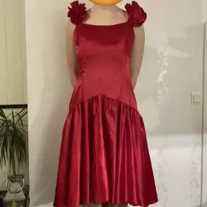 Röd halvlång klänning i Fint skick, 
