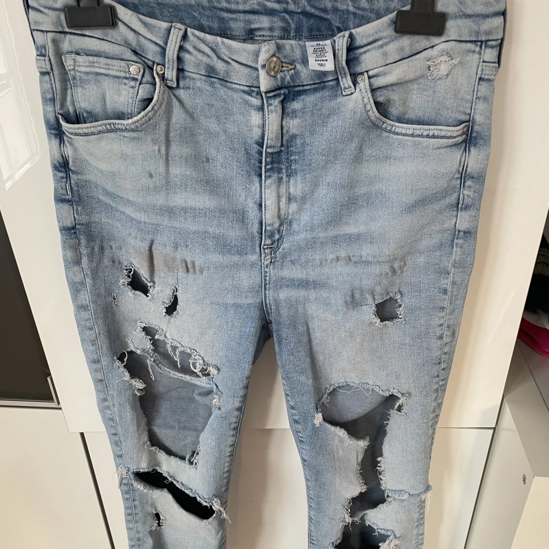 Ljusblå tighta långa smala jeans med hål fram
