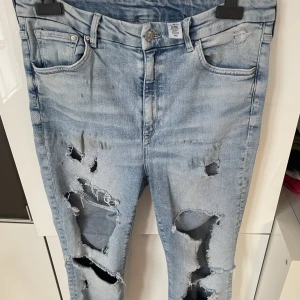 Ljusblå tighta långa smala jeans med hål fram - Ljusblå tighta långa smala jeans med hål fram, HM storlek 34 Superskinny Highwaist ankle length .
