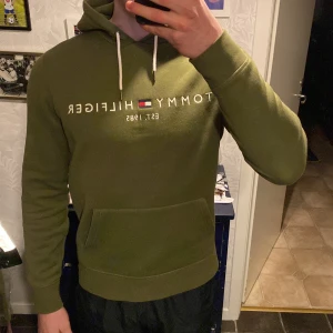 Tommy Hilfiger hoodie L - Grön Hilfiger hoodie storlek large i toppskick! Mycket sparsamt använd.