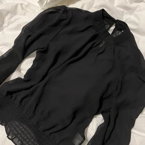 svart blus - genomskinlig svart blus som jag ej använder längre. köpt på bikbok :) frakt ingår ej