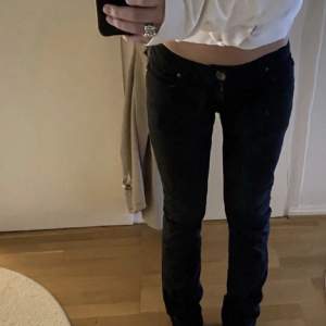 Svarta jeans från only, köpta här på plick men säljer då de inte passade. De är i bra skick och lågmidjade. Är ganska små i storleken💞