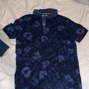 Tommy Hilfiger piké  - Denna piké var köpt för ett par år sedan från Tommy hilfiger butiken i Barkarby. Har aldrig haft på mig den då jag ville testa en ny stil men tyckte inte att den passade mig bra. Pris kan diskuteras!