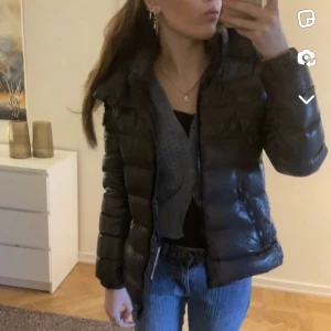 moncler jacka  - intresse koll på min älskade moncler jacka i modell bady, antingen säljer jag för bra pris eller så vill jag byta mot en i samma model men svart kom privat för fler bilder på den då den har ett märke på ryggen men den syns inte ❤️(ÄKTA SÅKLART)