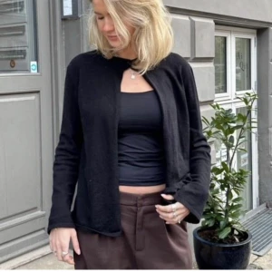 DesignbySi tröja  - Jätte fin svart stickad tröja från designbysi i storlek m/l. Använd endast en gång så i jätte fint skick! Köpt för 600, säljer för 350 plus frakt 🫶🏼