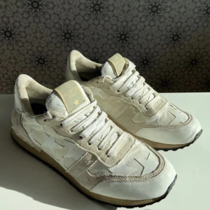 Bapestas cool white - Säljer brorsans bapesta skor. Väldigt använda men de är skit snygga oavsett. Skulle rekomendera till en tonåring som vill attrahera måga heta singlar! Storlek 43. Pris kan diskuteras