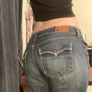 Assnygga mörkblå straight low jeans från & Star! Köpta secondhand men i fint skick! 