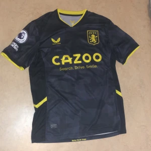 Aston Villa  - Säljer en Aston Villa borta tröja men Coutinho nummer 23 på ryggen och premier league logga på armen. Tröjan är i bra skick och aldrig använt.  Frakt ingår i priset.