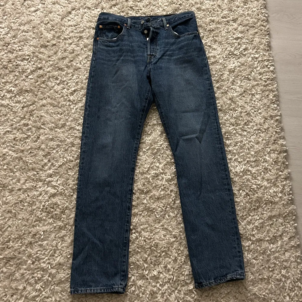 Helt nya levis jeans dom passade mig inte så bra och var ivrig att dra bort lapparna så endast testade. Nypris 1090kr. Jeans & Byxor.