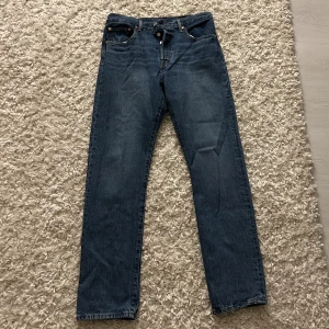 Levis jeans - Helt nya levis jeans dom passade mig inte så bra och var ivrig att dra bort lapparna så endast testade. Nypris 1090kr