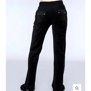 Svarta juicy byxor - Säljer mina svarta juicy byxor för att jag inte använder dom längre! Köparen står för frakten💗